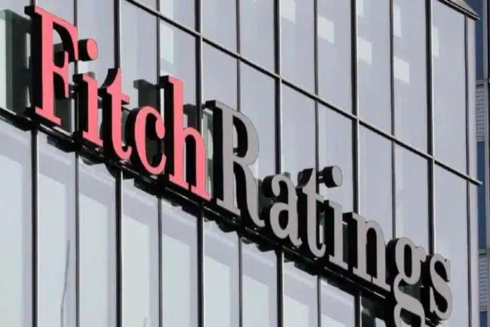 Fitch confirme la note B- et sort le pays de la surveillance